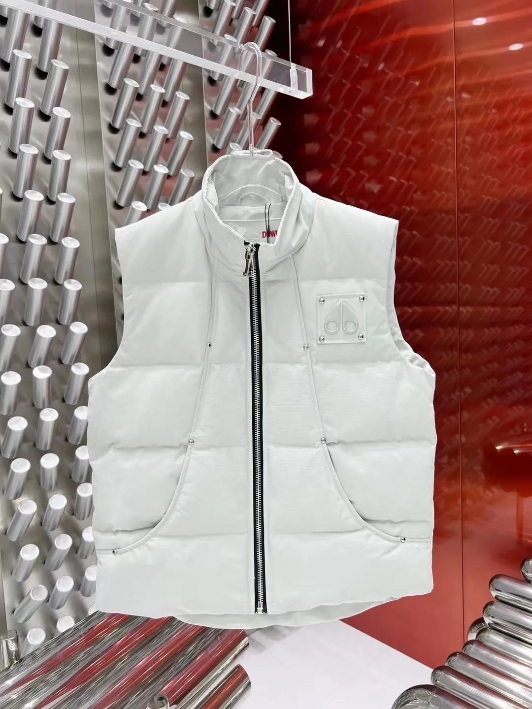 P590 Canadian vest Moose Knules has always been recognized as the warmest down jacket. It is often worn by various Instagram celebrities, Internet celebrities, and celebrities for street photography. But I still can't get rid of my love for you. No matter how cold the days are, there is no need to be afraid, because there is! Filled with 90% white duck down, it is the legendary warmest down jacket and is known as a must-have for Arctic outdoor sports! The most popular down jacket in the world, celebrities are rushing to buy it, it is a must-have! Unisex sizes: S - XXL